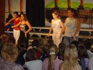 Schülerinnen des Sportkurses tanzen.