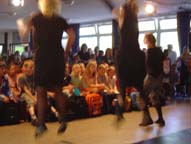 Oberstufenschülerinnen tanzen zu "Thriller"